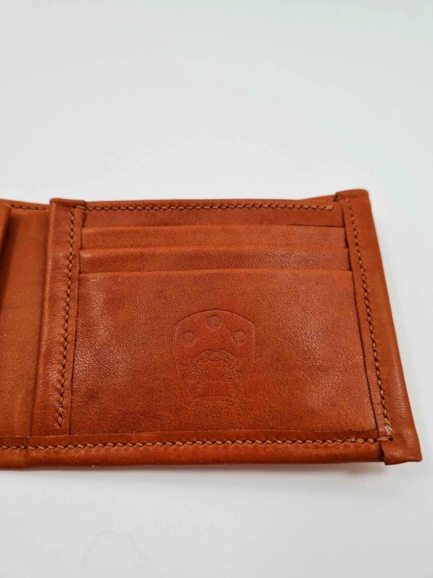 Brown leather wallet right side with Pila Luxuria logo.