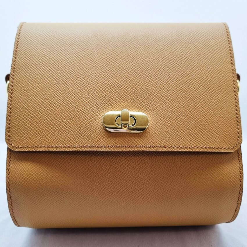 A biscuit colored epsom leather purse made by Pila Luxuria in Alberta, Canada displayed from the front.