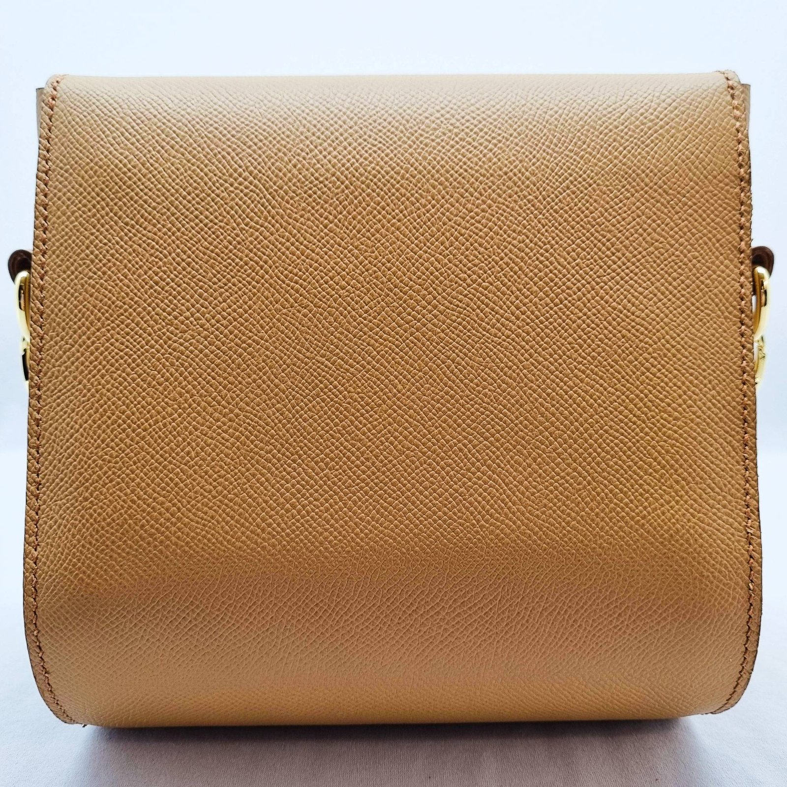A biscuit colored epsom leather purse made by Pila Luxuria in Alberta, Canada displayed from the rear.