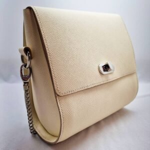 pila-luxuria-craie-epsom-leather-chesnut-purse-angle A craie colored epsom leather purse made by Pila Luxuria in Alberta, Canada displayed from an angle.