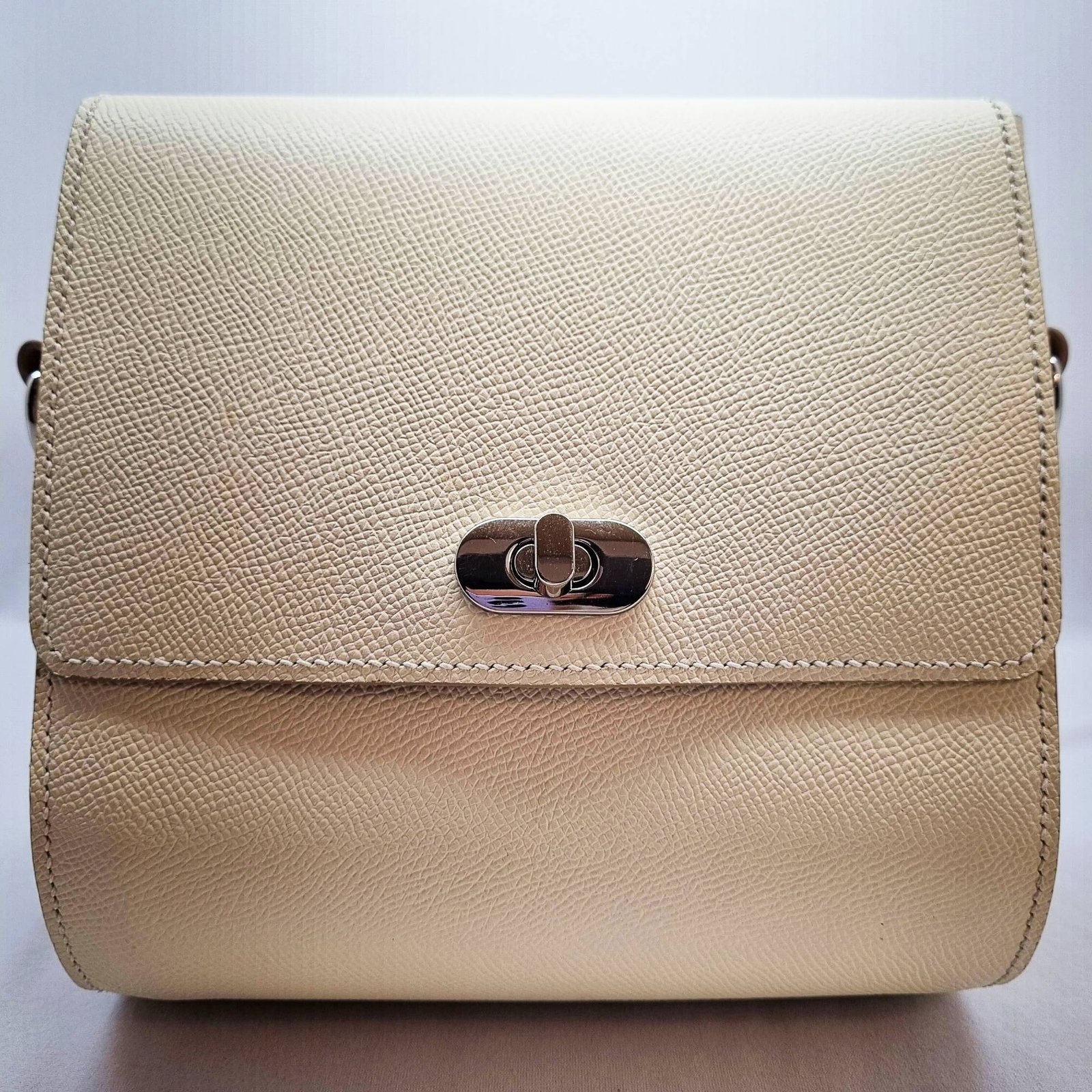 A craie colored epsom leather purse made by Pila Luxuria in Alberta, Canada displayed from the front.