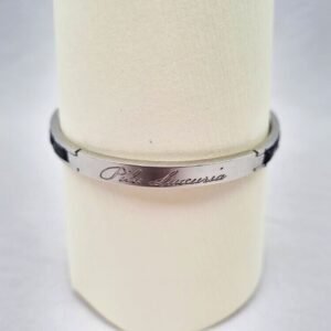 Logo of a luxury black crocodile clasp bracelet, made by Pila Luxuria in Canada.