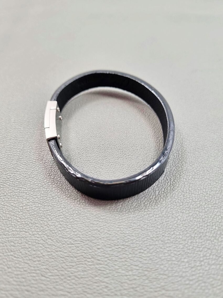 Top view of a luxury black epi leather bracelet with a magnetic clasp, made by Pila Luxuria in Canada.