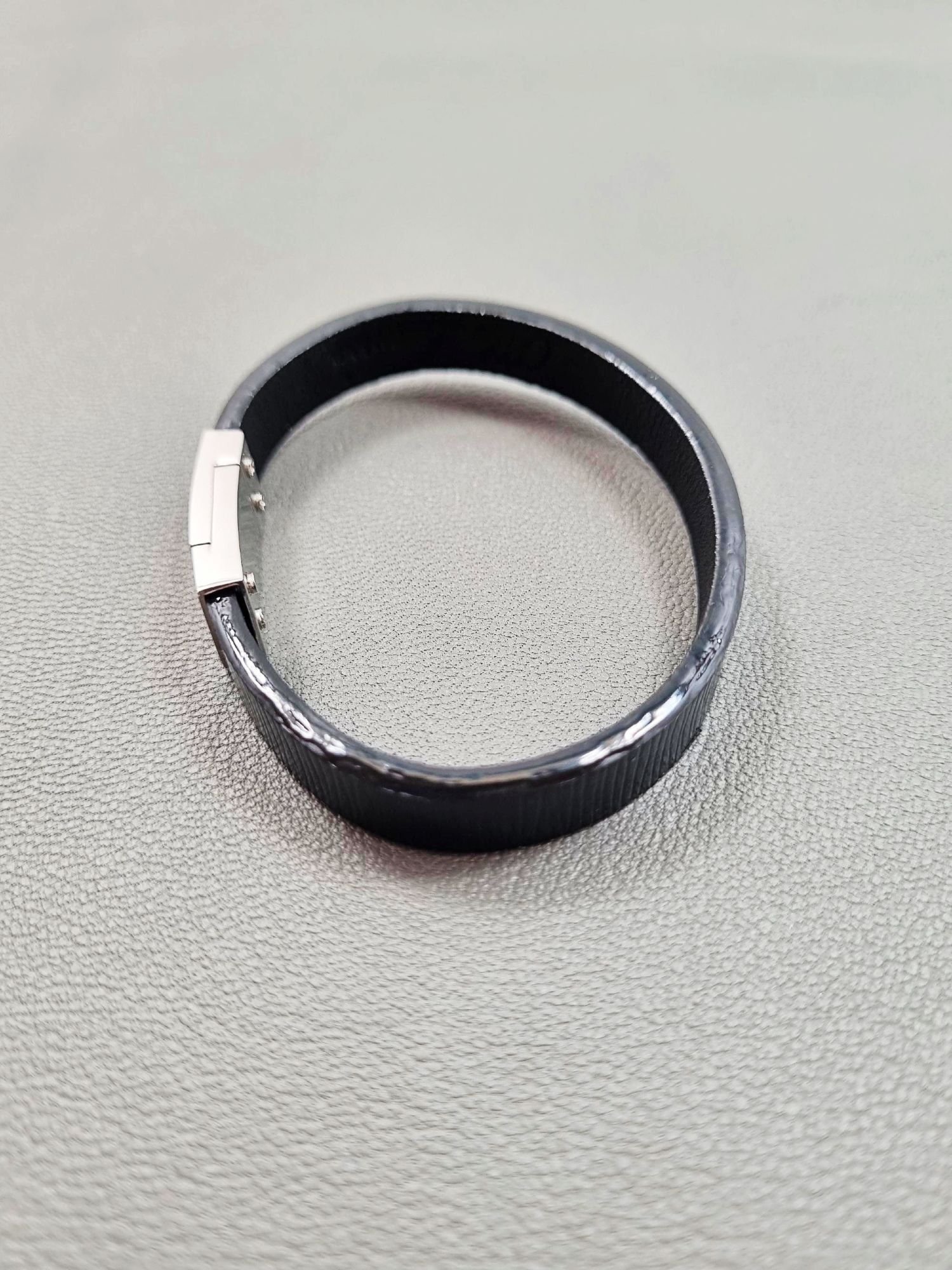 Top view of a luxury black epi leather bracelet with a magnetic clasp, made by Pila Luxuria in Canada.