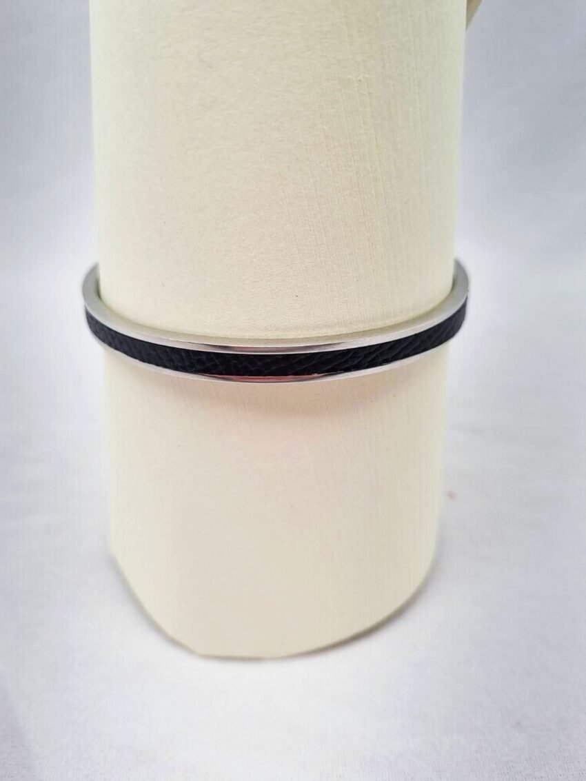 Luxury black epsom clasp bracelet, made by Pila Luxuria in Canada.