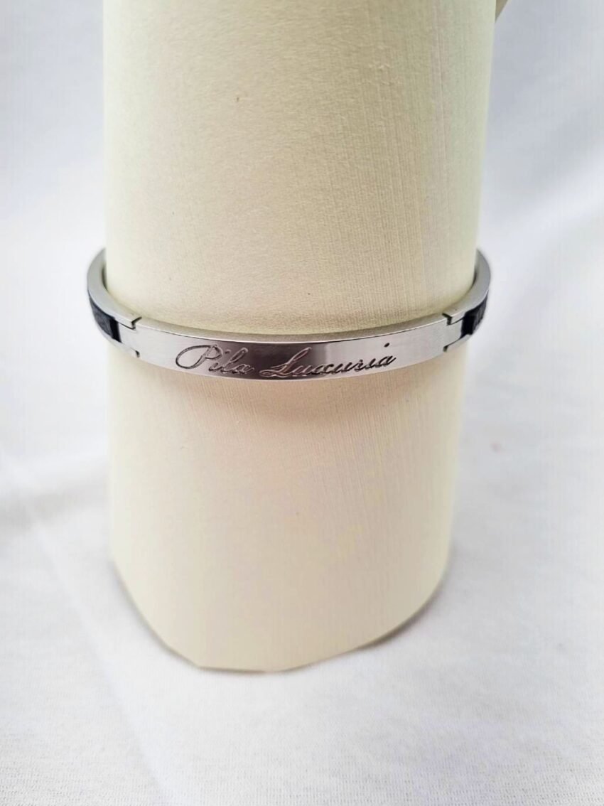 Logo of a luxury black epsom clasp bracelet, made by Pila Luxuria in Canada.