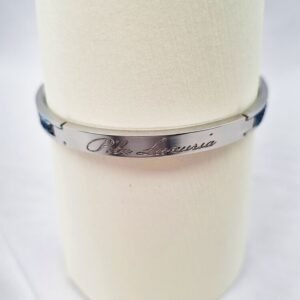 Logo of a luxury blue stingray clasp bracelet, made by Pila Luxuria in Canada.