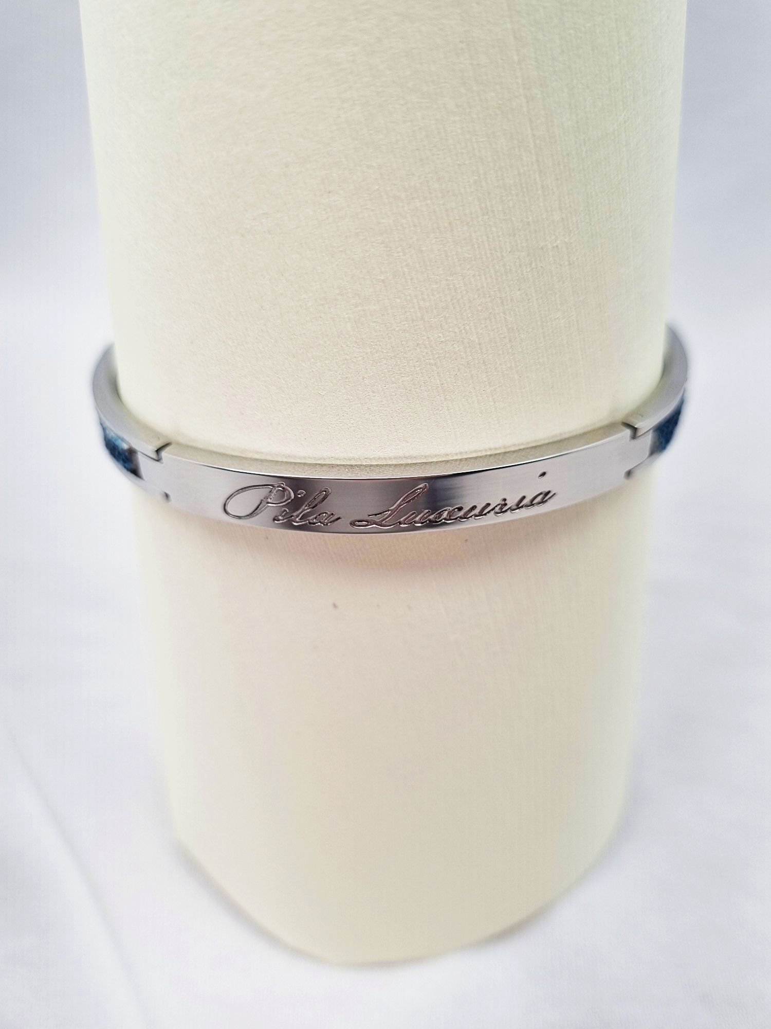 Logo of a luxury blue stingray clasp bracelet, made by Pila Luxuria in Canada.