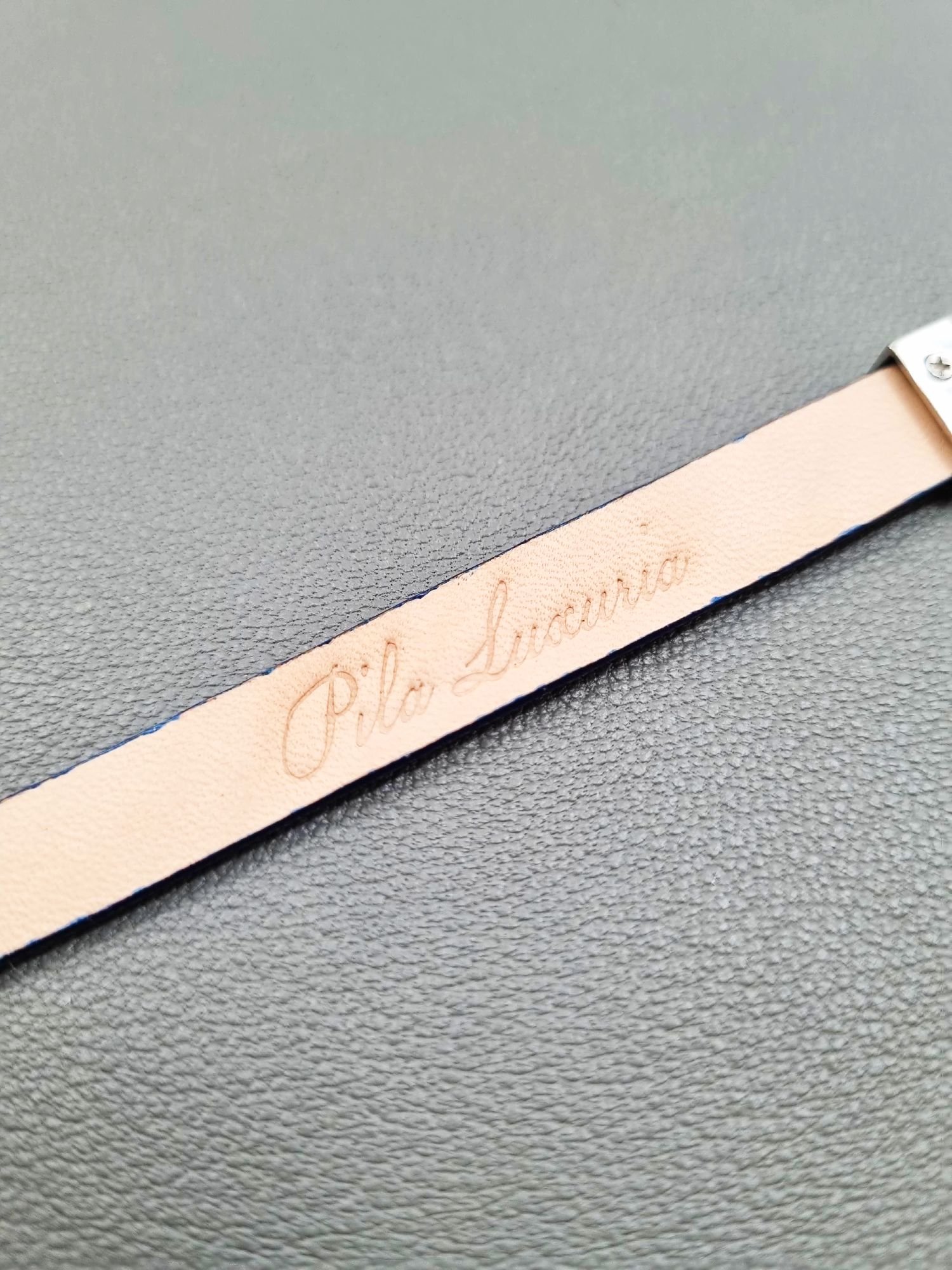 Logo of a luxury blue stingray bracelet with a magnetic clasp, made by Pila Luxuria in Canada.