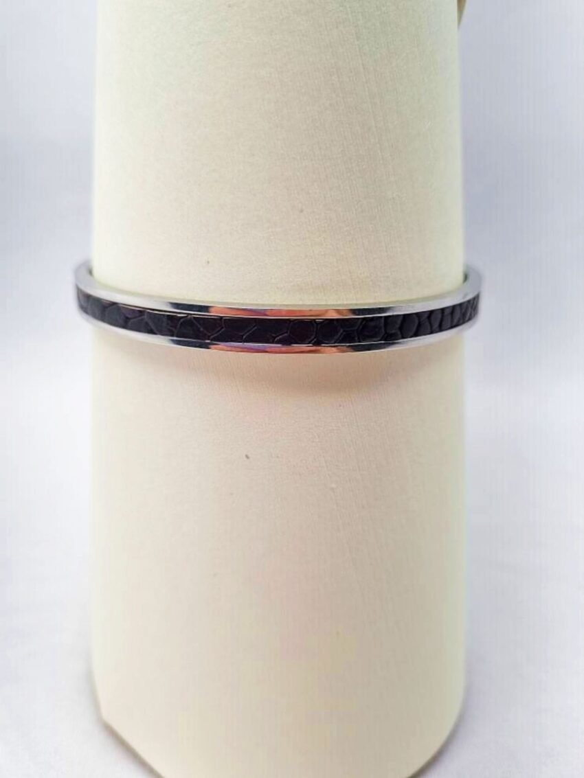 Luxury brown ostrich clasp bracelet, made by Pila Luxuria in Canada.