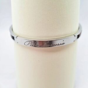 Logo of a luxury brown ostrich clasp bracelet, made by Pila Luxuria in Canada.