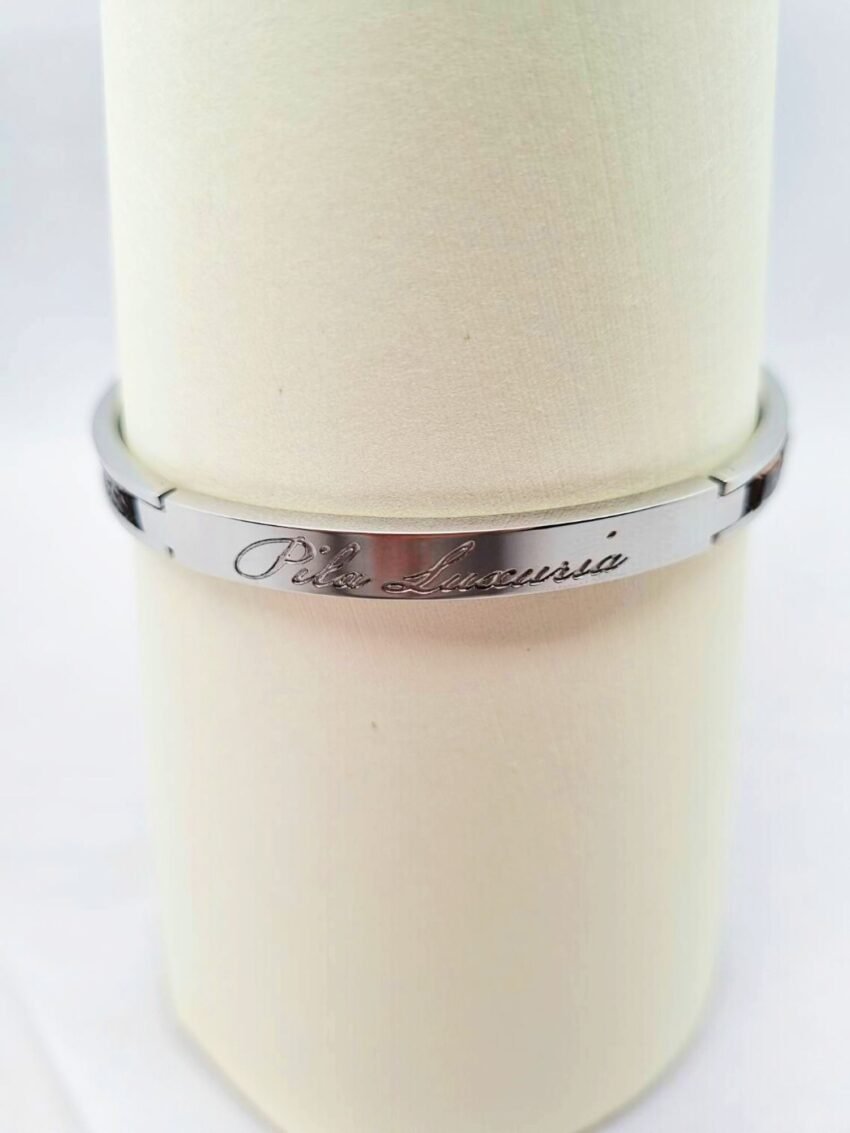 Logo of a luxury brown ostrich clasp bracelet, made by Pila Luxuria in Canada.