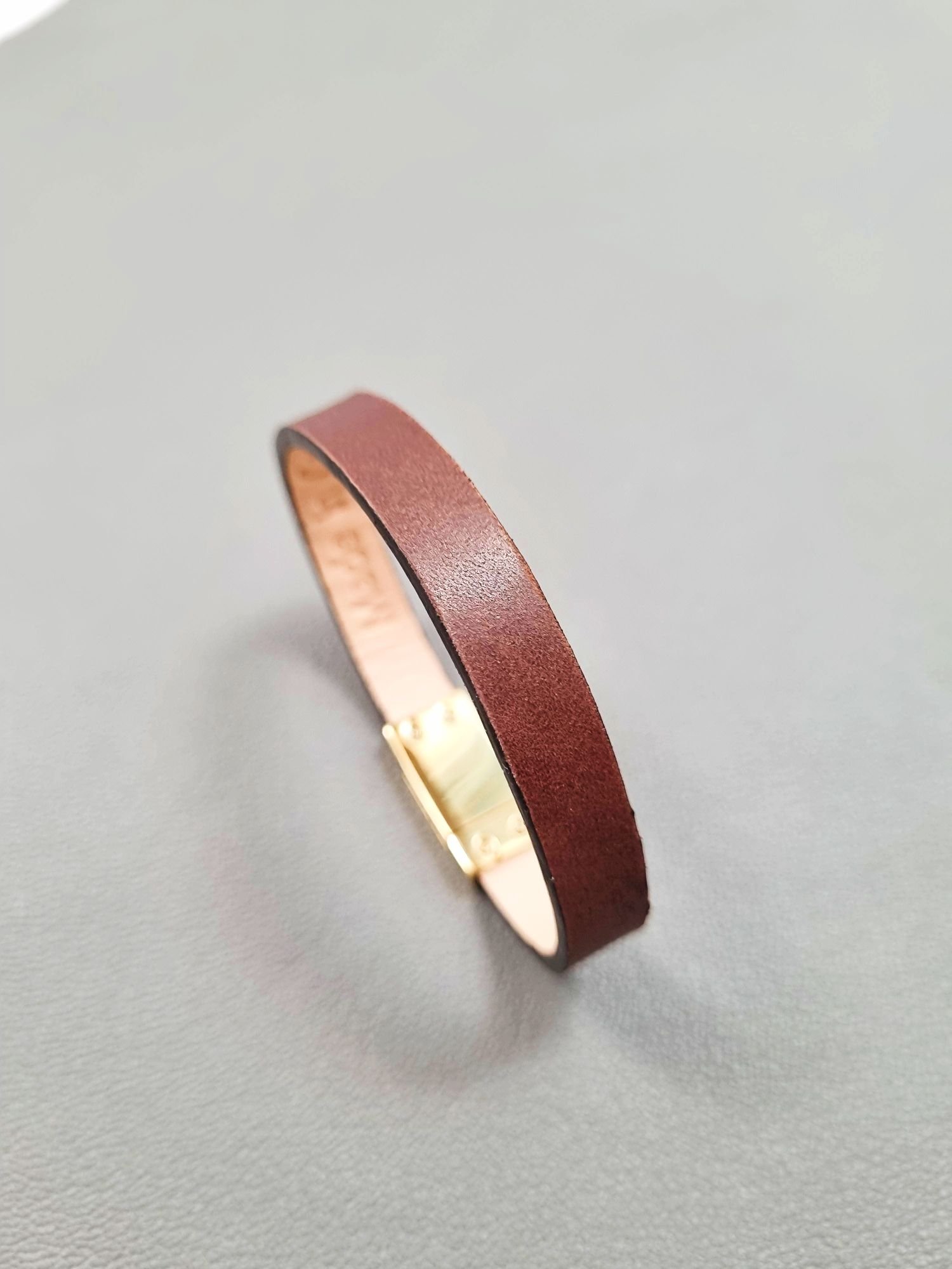 Angled view of a luxury brown calfskin bracelet with a magnetic clasp, made by Pila Luxuria in Canada.