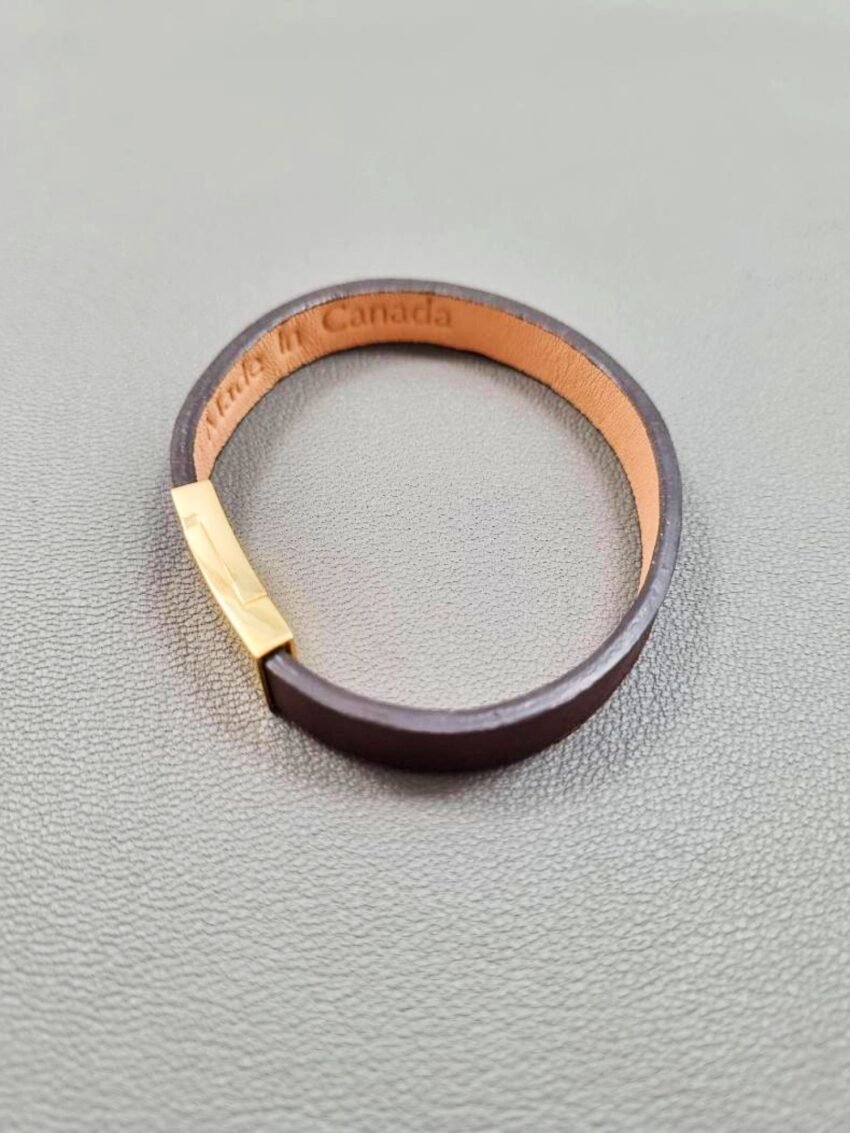 Top view of a luxury brown calfskin bracelet with a magnetic clasp, made by Pila Luxuria in Canada.