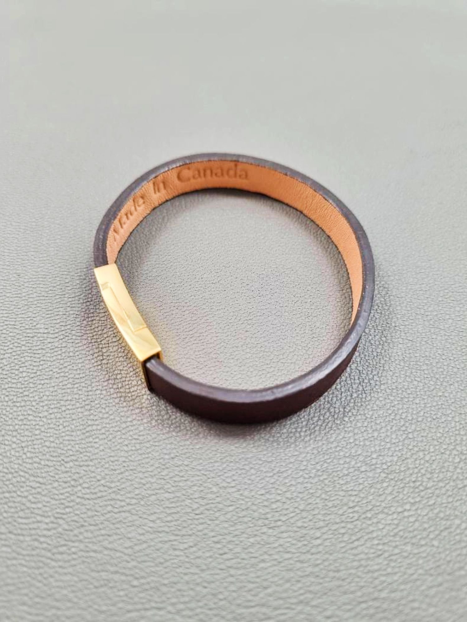 Top view of a luxury brown calfskin bracelet with a magnetic clasp, made by Pila Luxuria in Canada.