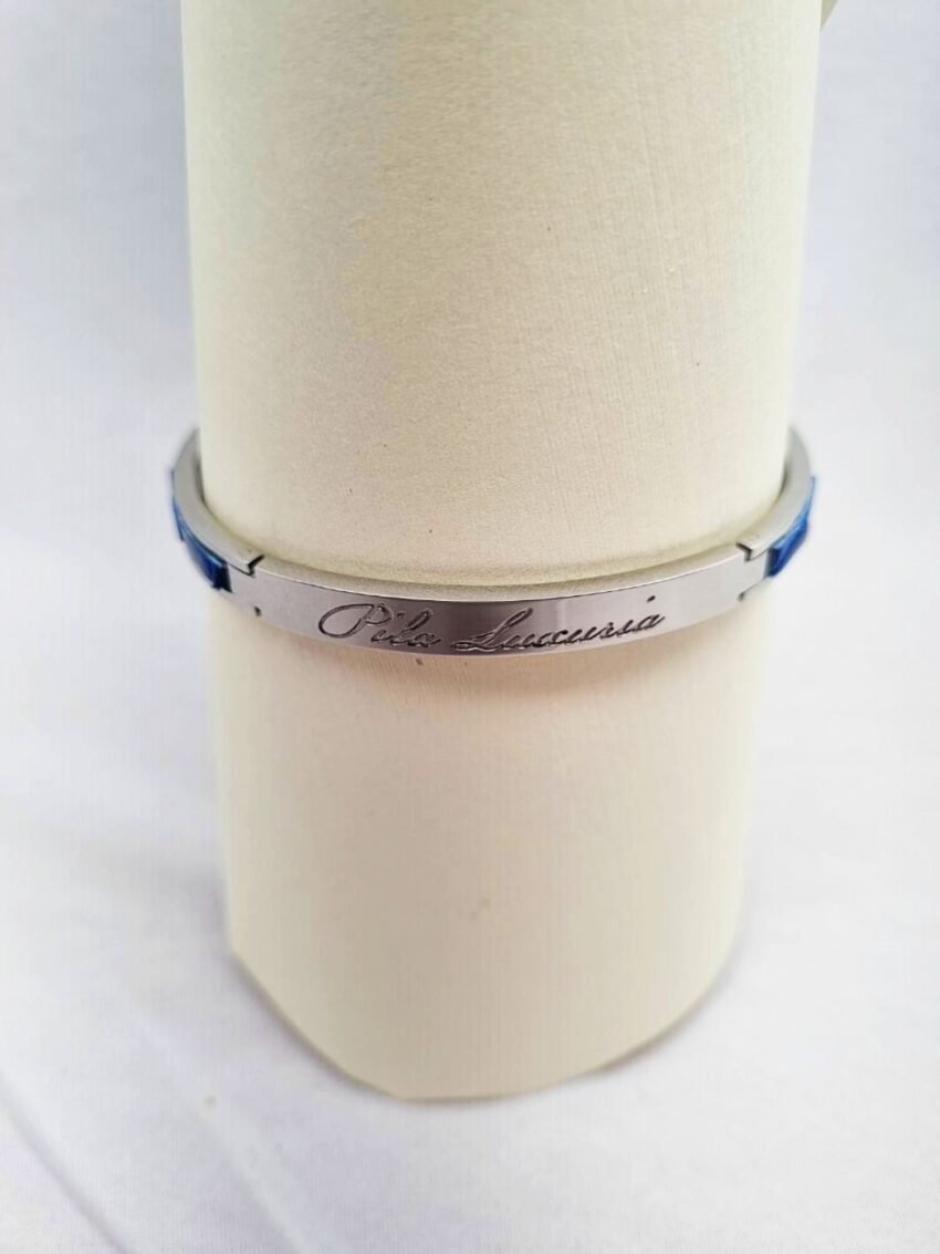 Logo of a luxury blue crocodile clasp bracelet, made by Pila Luxuria in Canada.