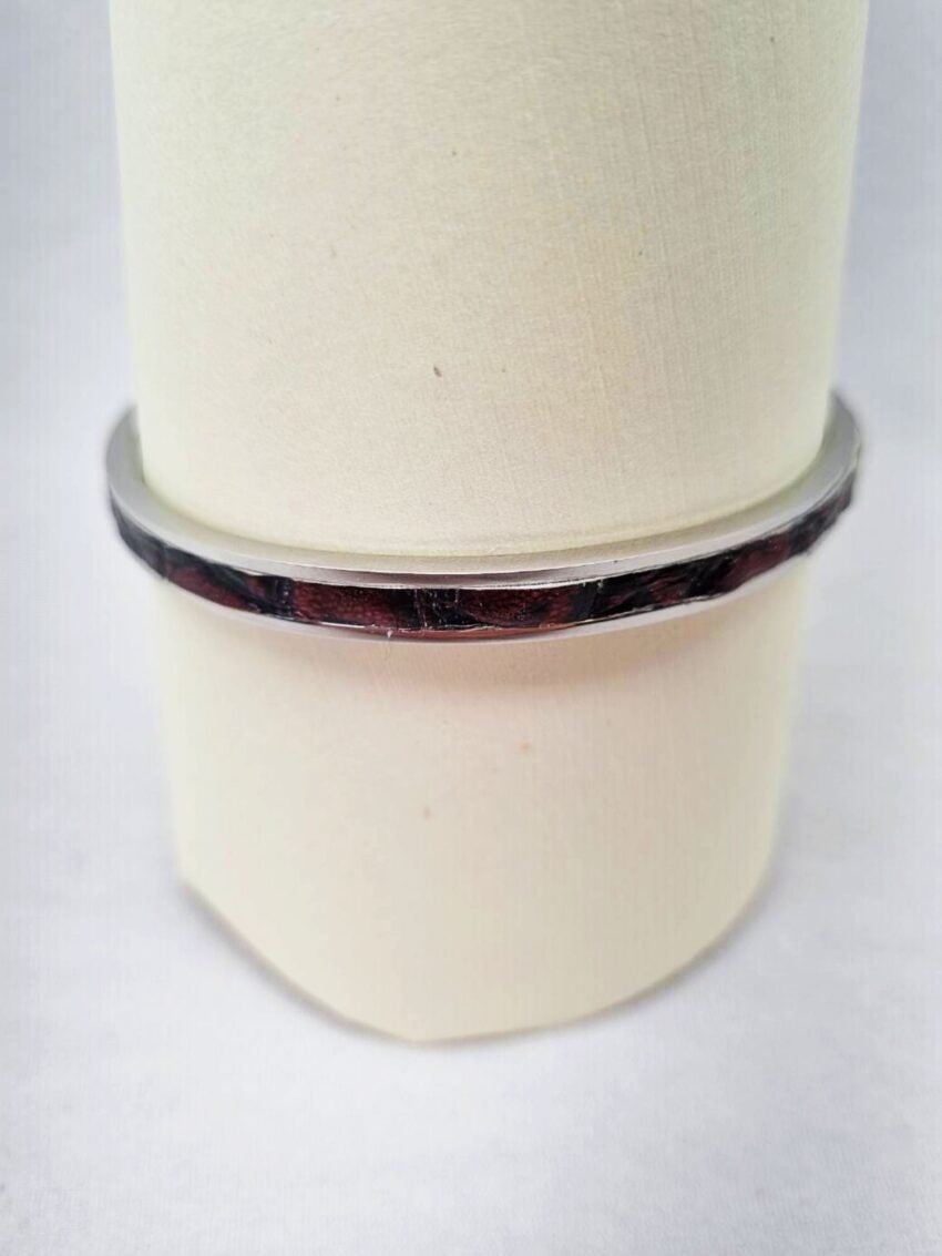 Luxury dark cherry alligator clasp bracelet, made by Pila Luxuria in Canada.