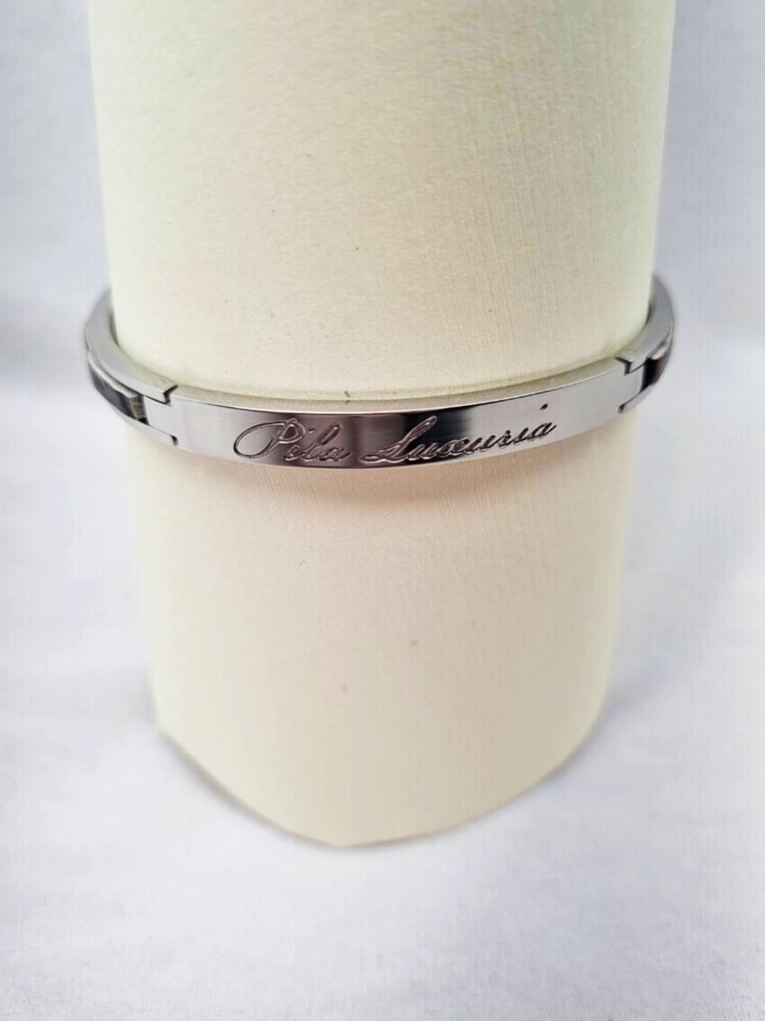 Luxury dark cherry alligator clasp bracelet, made by Pila Luxuria in Canada.