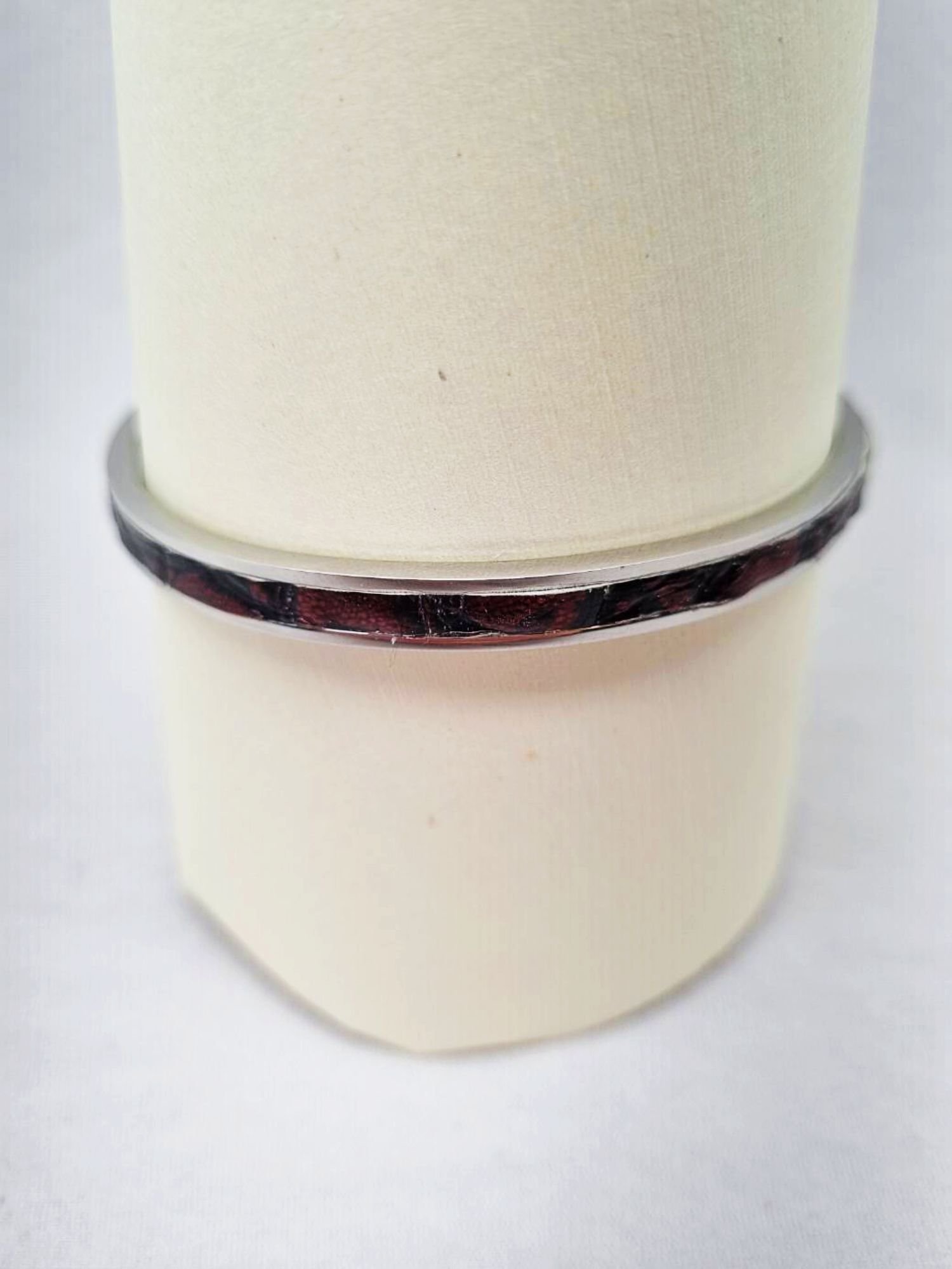 Luxury dark cherry alligator clasp bracelet, made by Pila Luxuria in Canada.