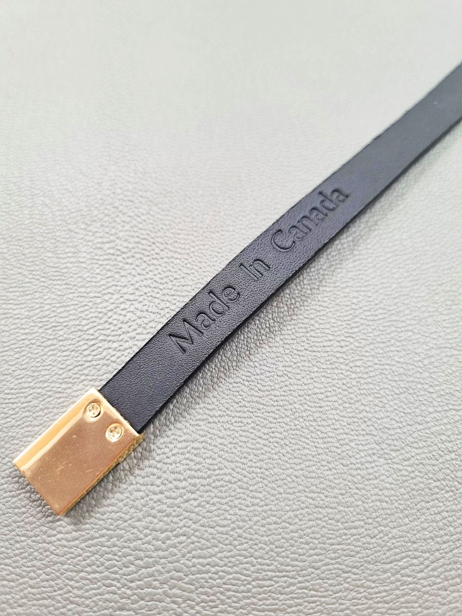 Made In Canada logo of a luxury black cherry alligator leather bracelet with a magnetic clasp, made by Pila Luxuria in Canada.