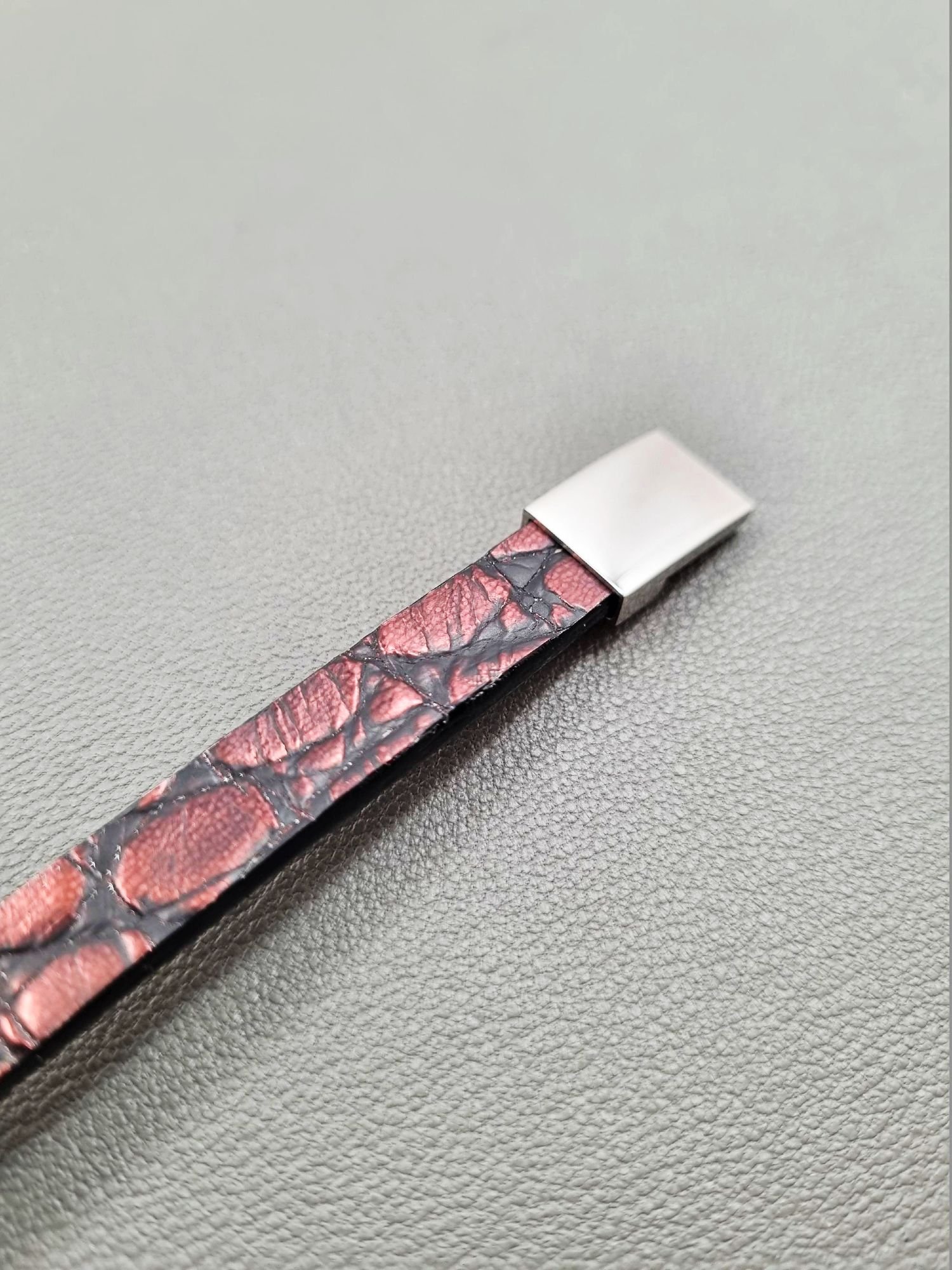 Alligator leather bracelet with a silver magnetic clasp, made by Pila Luxuria in Canada.