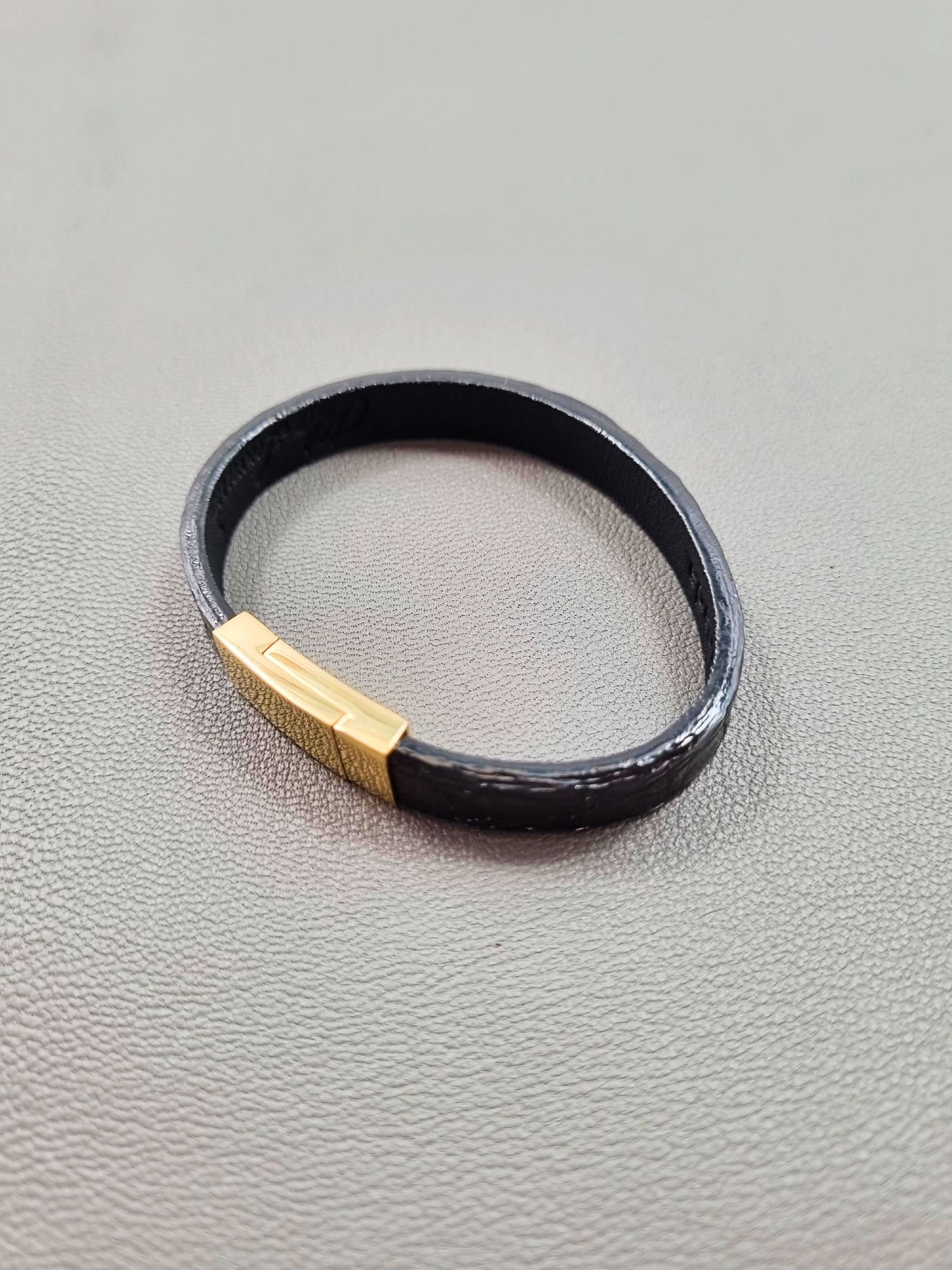 Top view of a luxury black and red alligator leather bracelet with a magnetic clasp, made by Pila Luxuria in Canada.