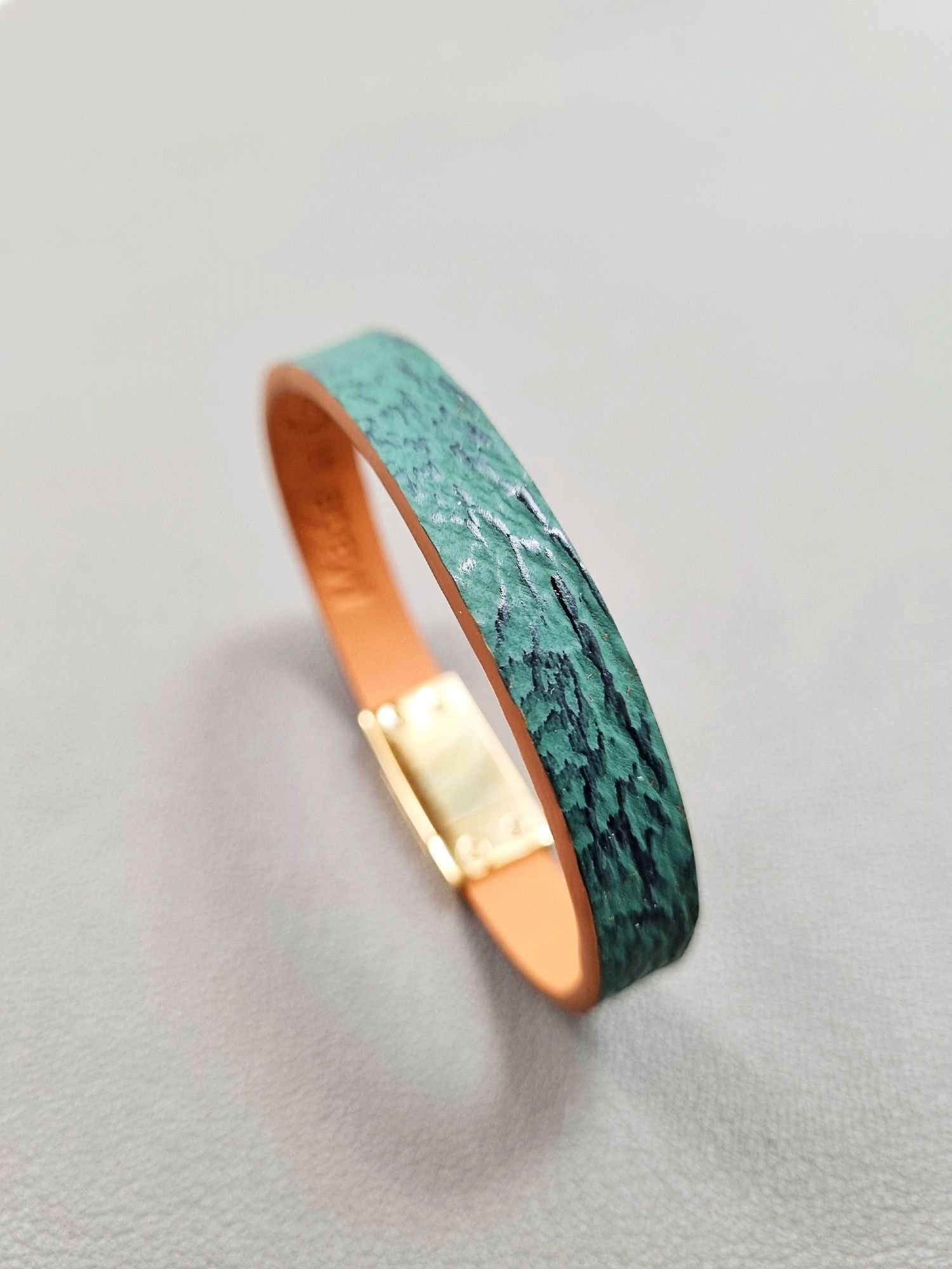 Angled view of a luxury green shark leather bracelet with a magnetic clasp, made by Pila Luxuria in Canada.