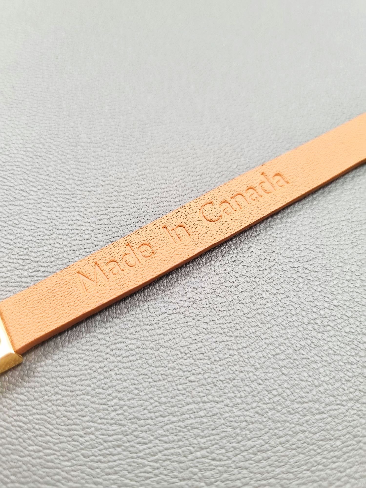 Made in Canada logo of a luxury green shark leather bracelet with a magnetic clasp, made by Pila Luxuria in Canada.