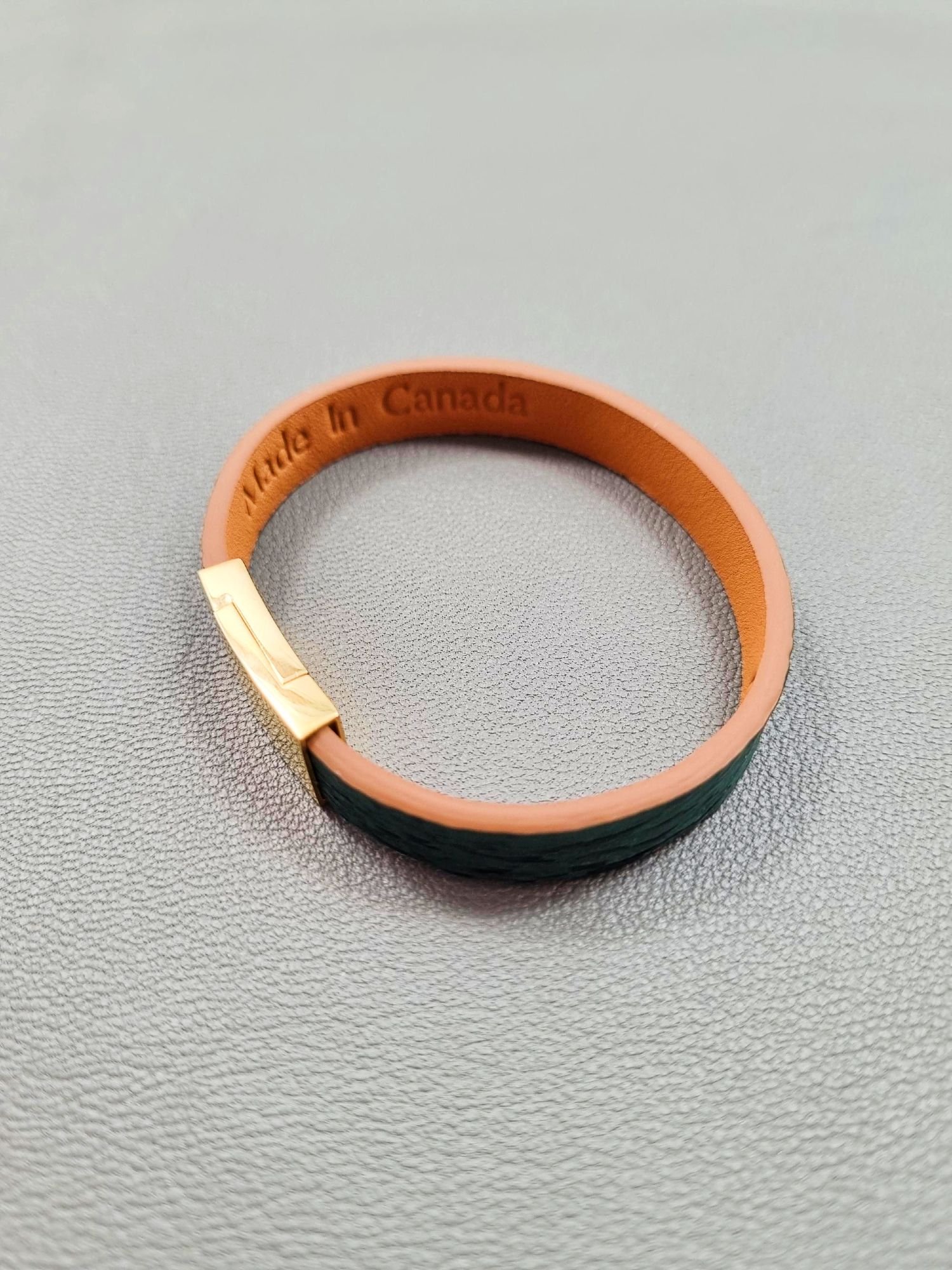 Top view of a luxury green shark leather bracelet with a magnetic clasp, made by Pila Luxuria in Canada.