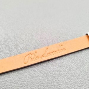 Logo of a luxury grey crocodile clasp bracelet, made by Pila Luxuria in Canada.