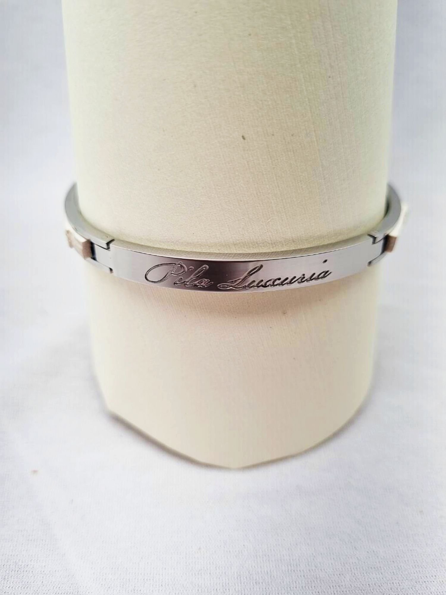 Logo of a luxury Himalayan crocodile clasp bracelet, made by Pila Luxuria in Canada.