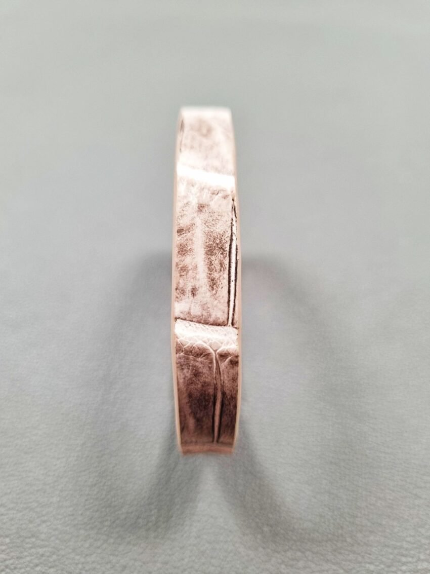 Front view of a luxury himalayan crocodile bracelet with a magnetic clasp, made by Pila Luxuria in Canada.