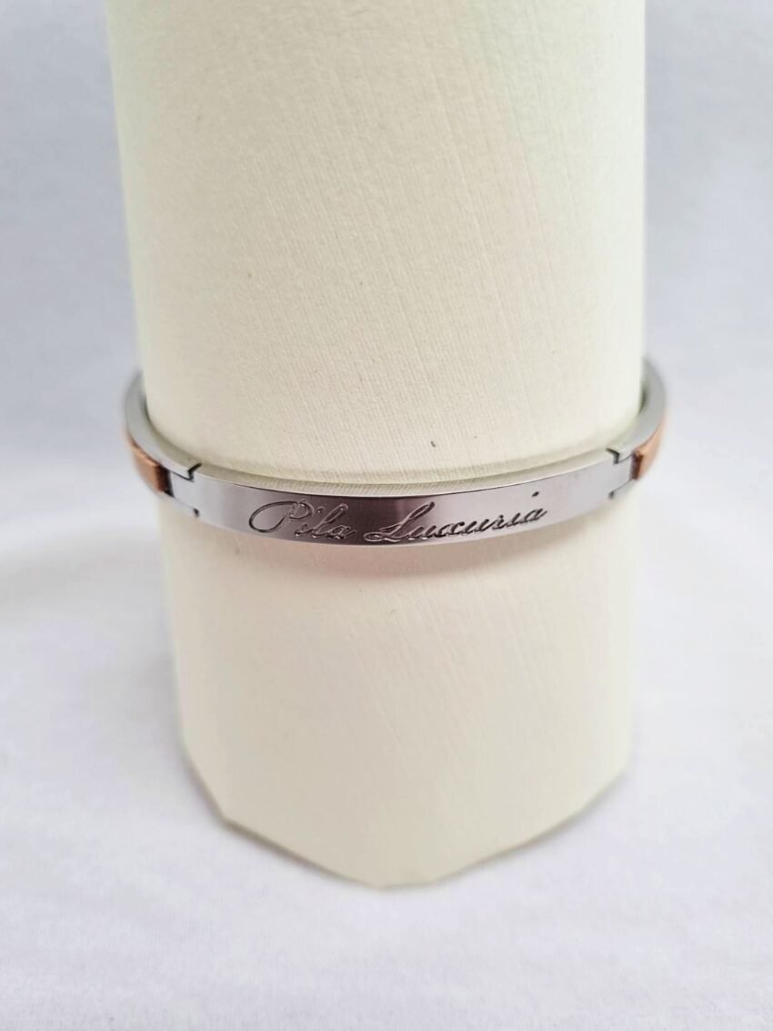 Logo of a luxury natural calfskin clasp bracelet, made by Pila Luxuria in Canada.