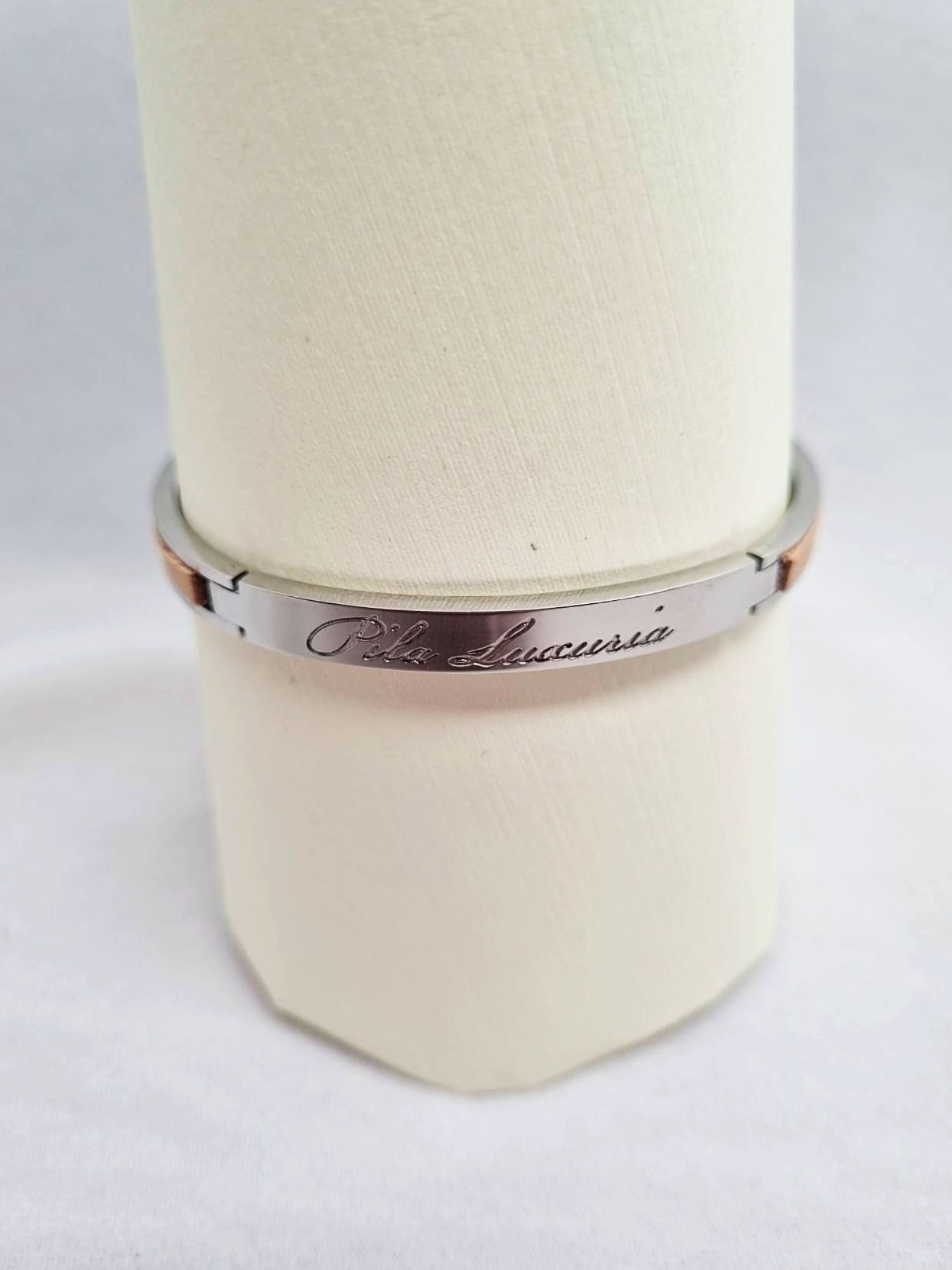 Logo of a luxury natural calfskin clasp bracelet, made by Pila Luxuria in Canada.