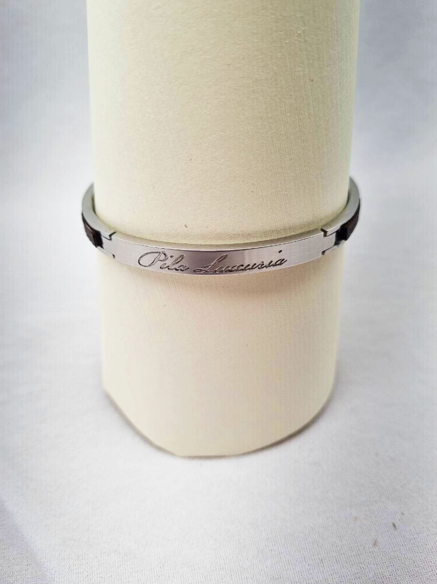 Oxblood epsom leather bracelet with Pila Luxuria script