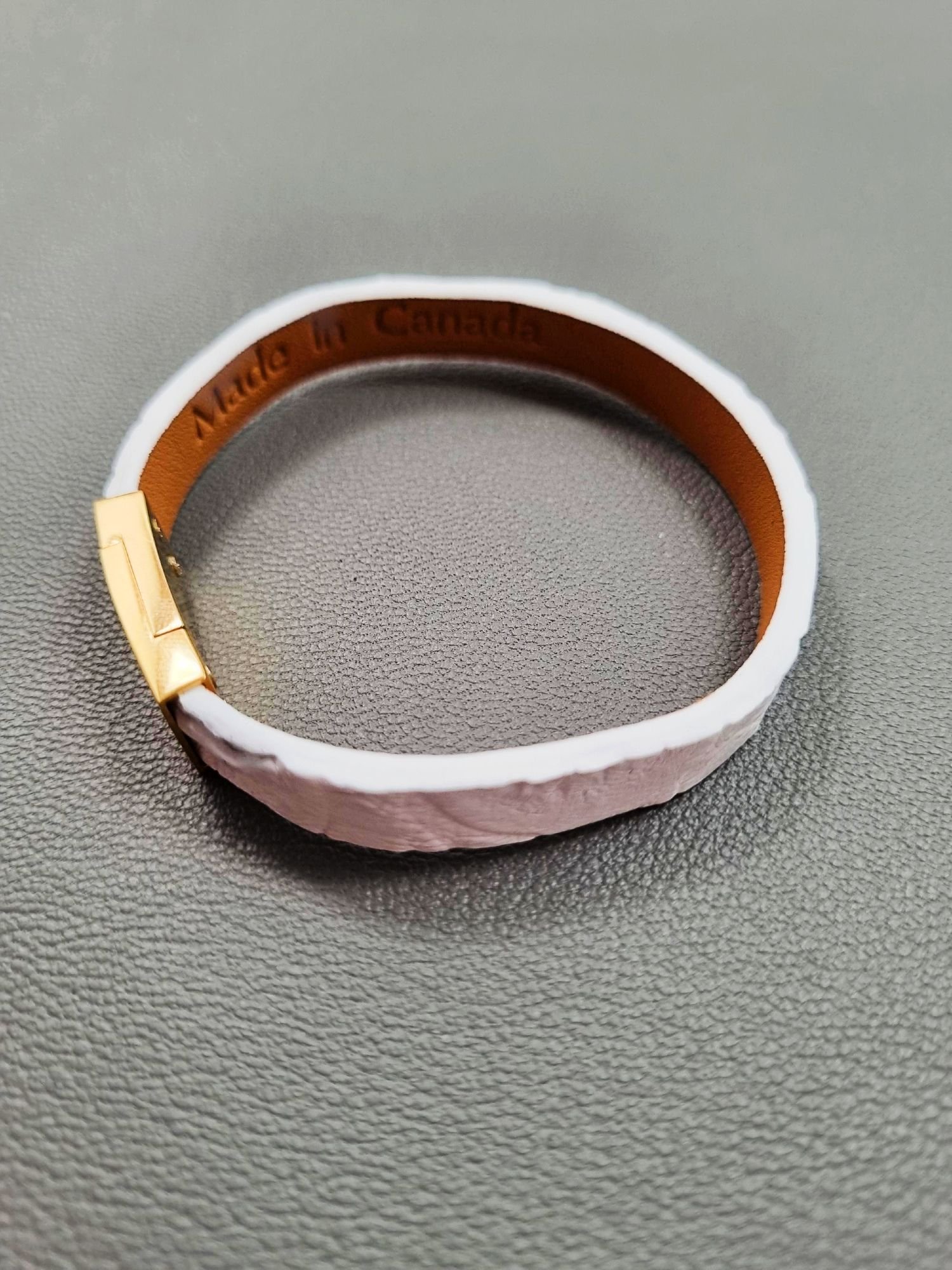 Top view of a luxury white crocodile leather bracelet with a magnetic clasp, made by Pila Luxuria in Canada.